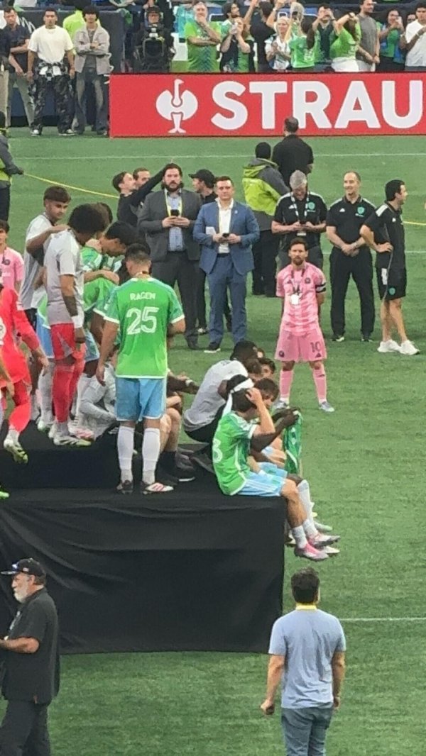 Tôn trọng đối thủ, Messi đã xem lễ trao giải Seattle Bayer trên sân sau trận đấu