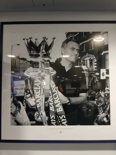 3 Nhà vô địch Premier League! Ba bức ảnh được treo trong phòng phát hành Stamford Bridge đã khiến Mourinho khen ngợi tên